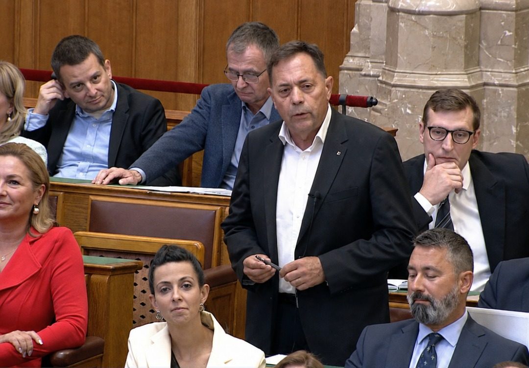 Számos gyanús ügy merült fel Pócs János körül, soron kívüli kivizsgálását kezdeményezik egy peticióban