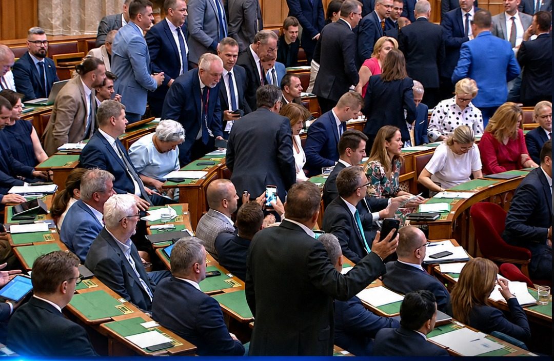 Újabb botrány a Parlamentben, egy képviselő olyat tett amire még nem volt példa