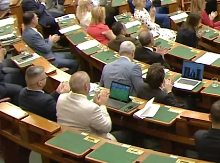 Újabb botrány a Parlamentben, egy képviselő olyat tett amire még nem volt példa