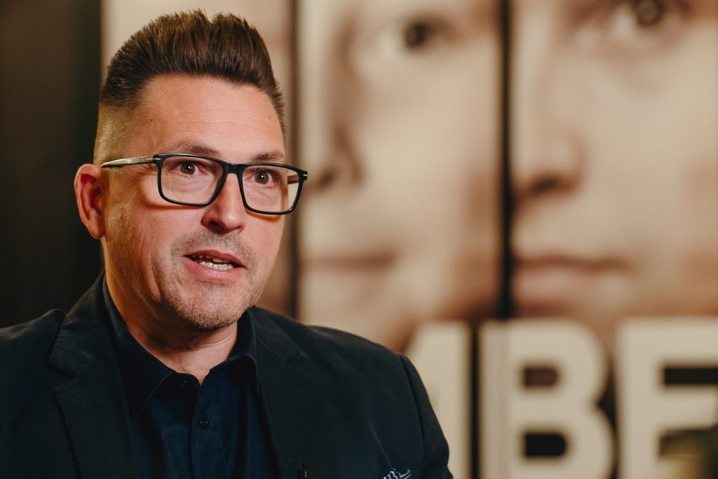 Kovács Ákosnál daganatos betegséget diagnosztizáltak, lemondta minden koncertjét