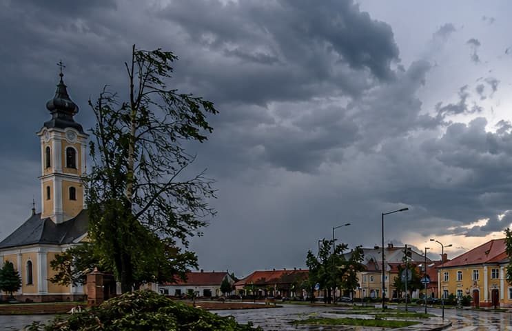 Jégeső, felhőszakadás, viharos szél: Érkezik a kőkemény lehűlés