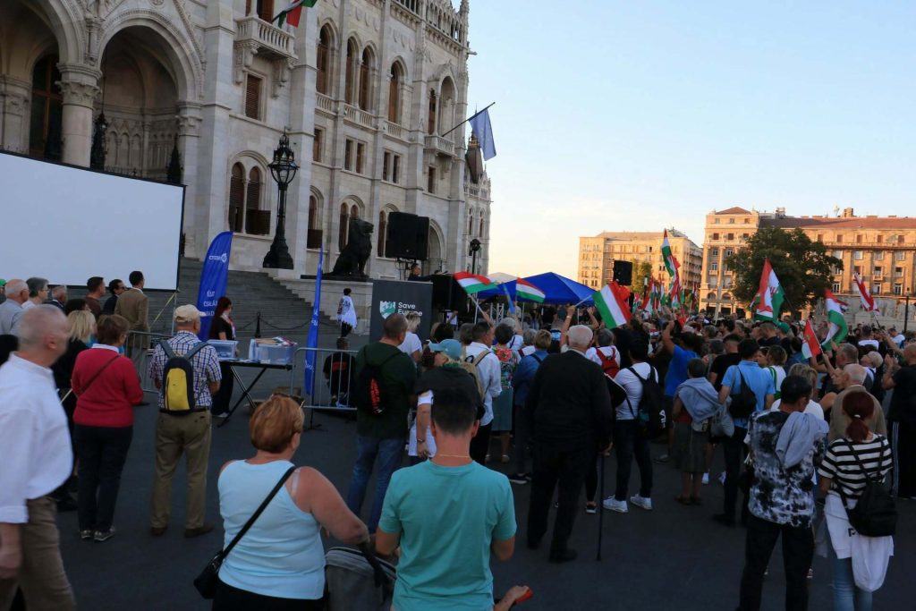 Váratlan esemény történt a mai Magyar Péter elleni tüntetésen, elszabadult