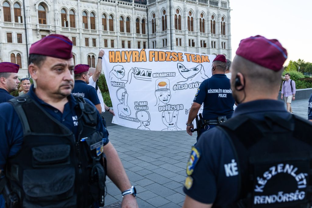 Botrányos jelenetek a mai tüntetésen, váratlan vendég okozott felfordulást