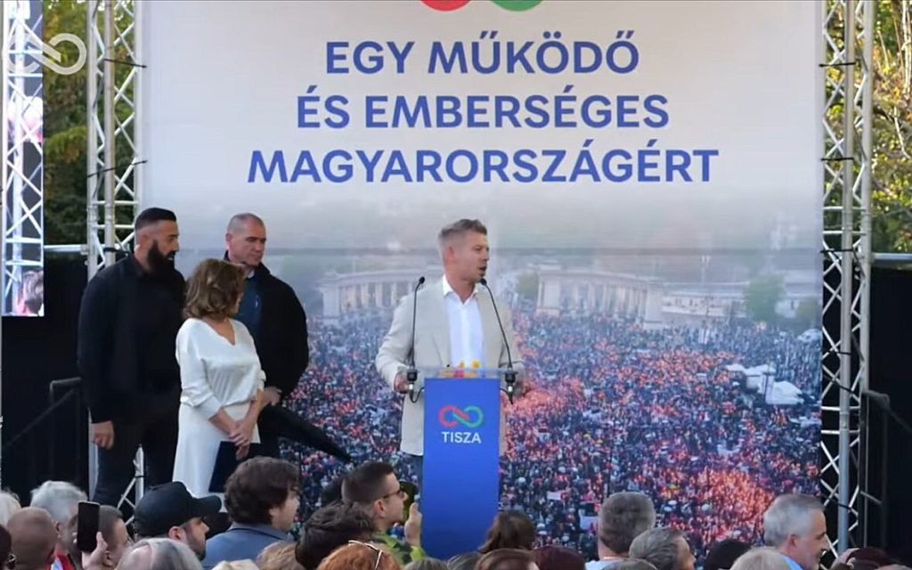 Botrány: Ismét megpróbálták leönteni, majd megdobálták Magyar Pétert
