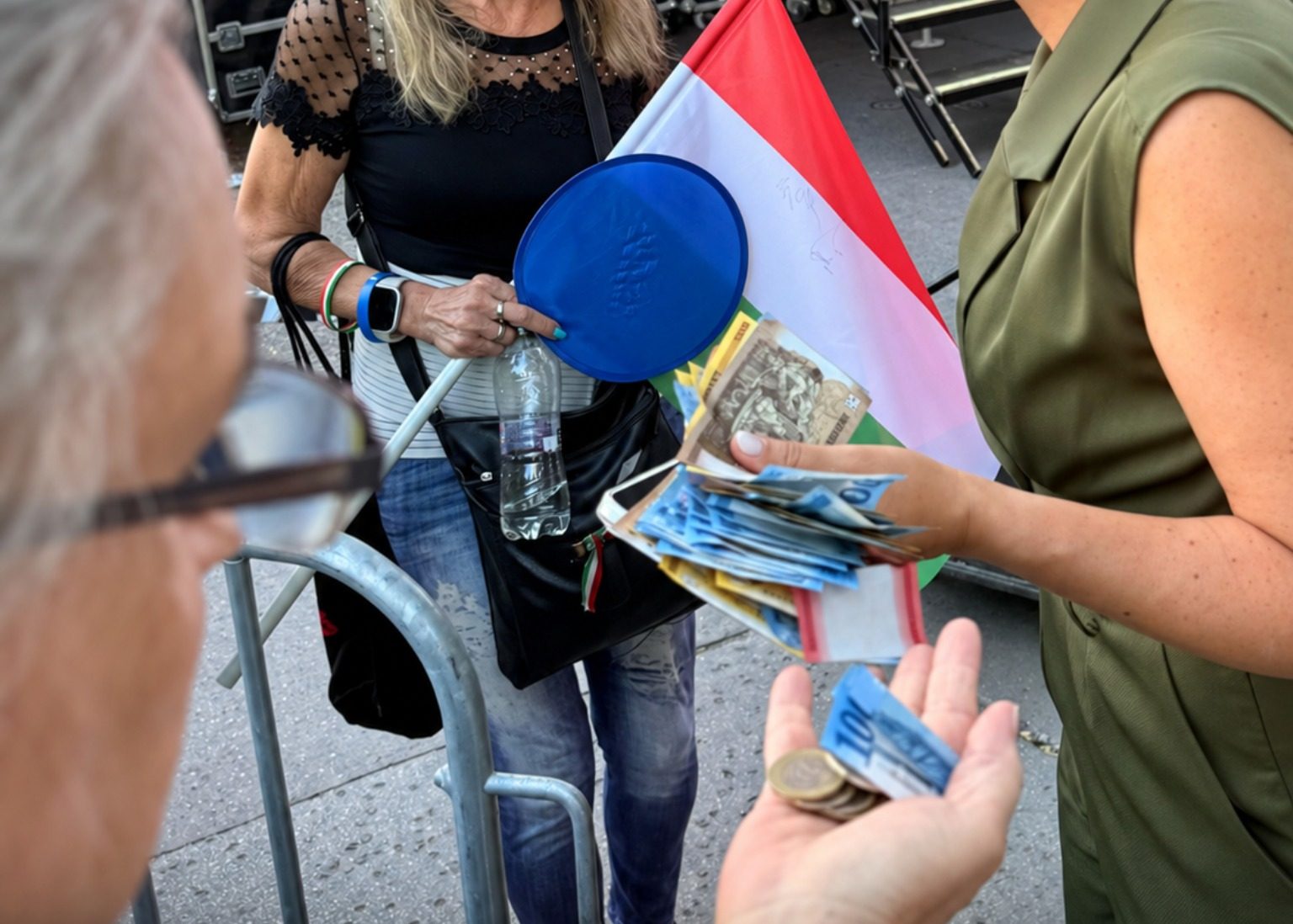 Meglepő jelenet a Fidesz-közeli tüntetésen: adománygyűjtő ládába kérték a résztvevők pénzét