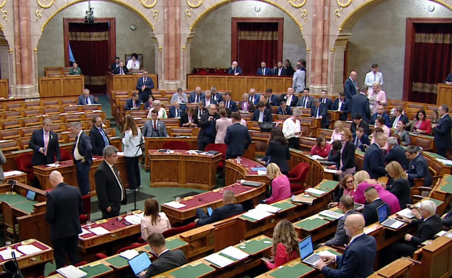 Botrány a Parlamentben: Pócs János olyat tett, hogy soha nem látott szigort vezethetnek be!
