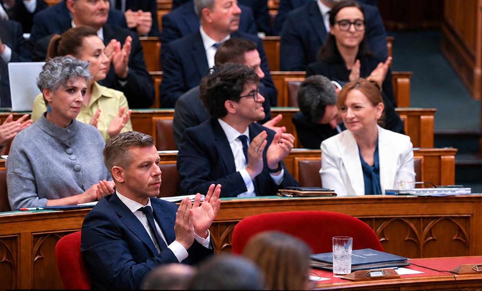 Furcsa dolgott vettek észre ma a Tisza képviselőkön a Parlamentben, kiderült mi az oka