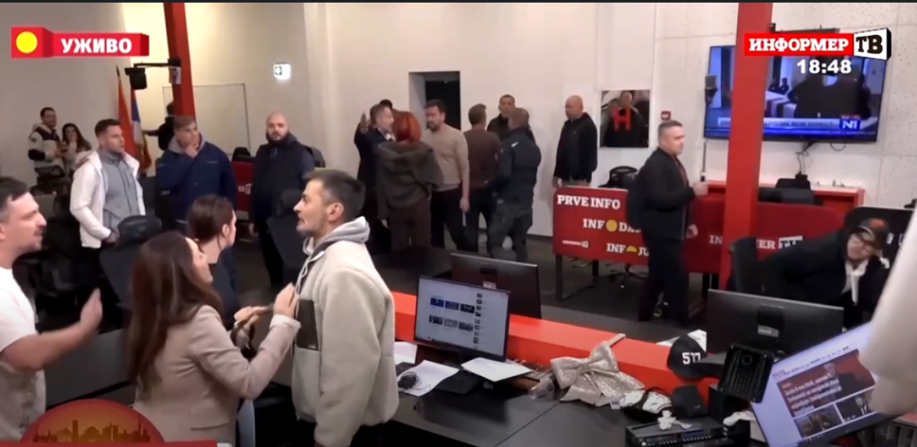 Másféle elszámoltatás kezdődött Szerbiában: A feldühödött tömeg elől kellett menekülnie a propagandistáknak