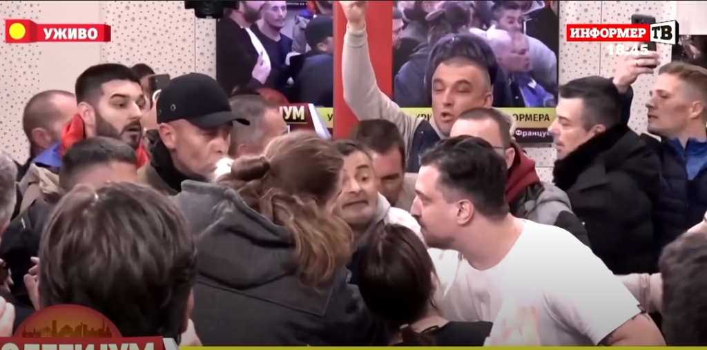 Másféle elszámoltatás kezdődött Szerbiában: A feldühödött tömeg elől kellett menekülnie a propagandistáknak