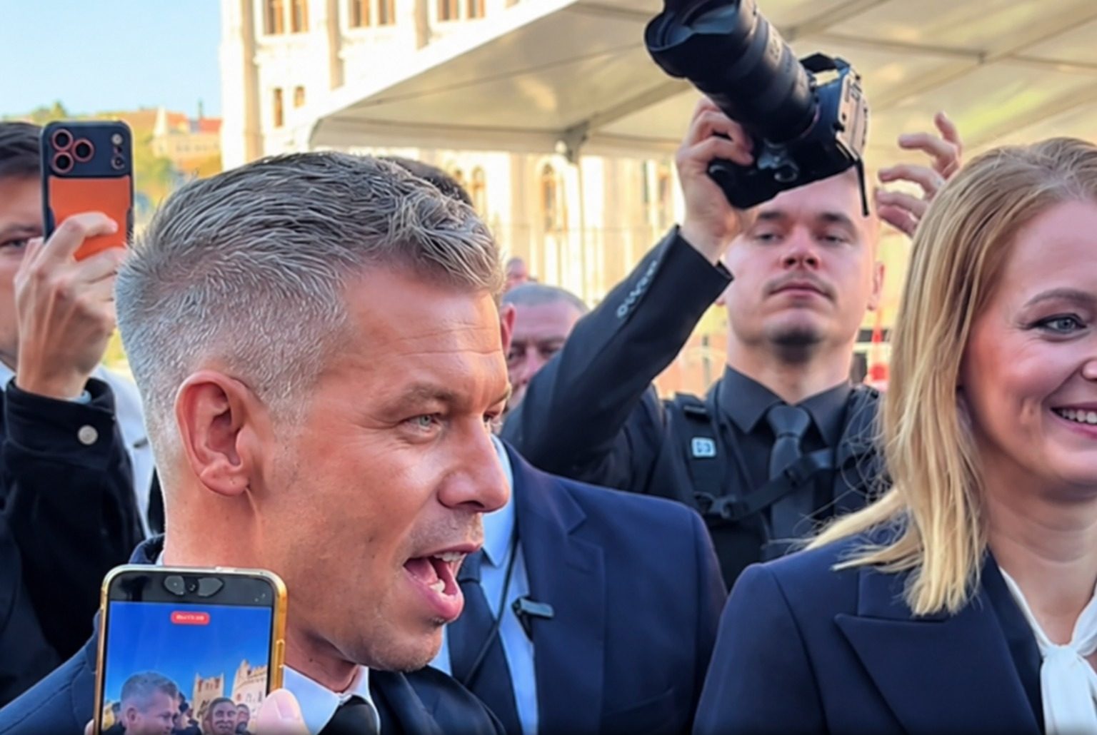 Váratlan dolog történt Magyar Péterrel a Kossuth Téren